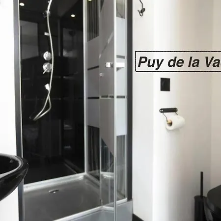 Chaîne Des Puys Avec Garages Attenants